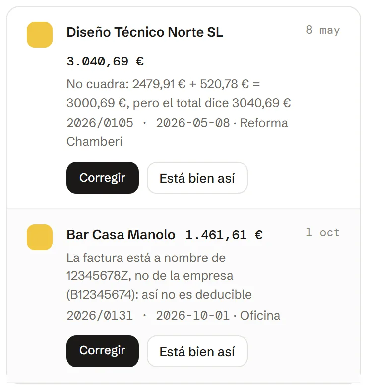 Bandeja de revisiones con dos avisos: en la factura de un proveedor de software base más IVA no da el total, y una de Bar Casa Manolo está a nombre de una persona y no de la empresa